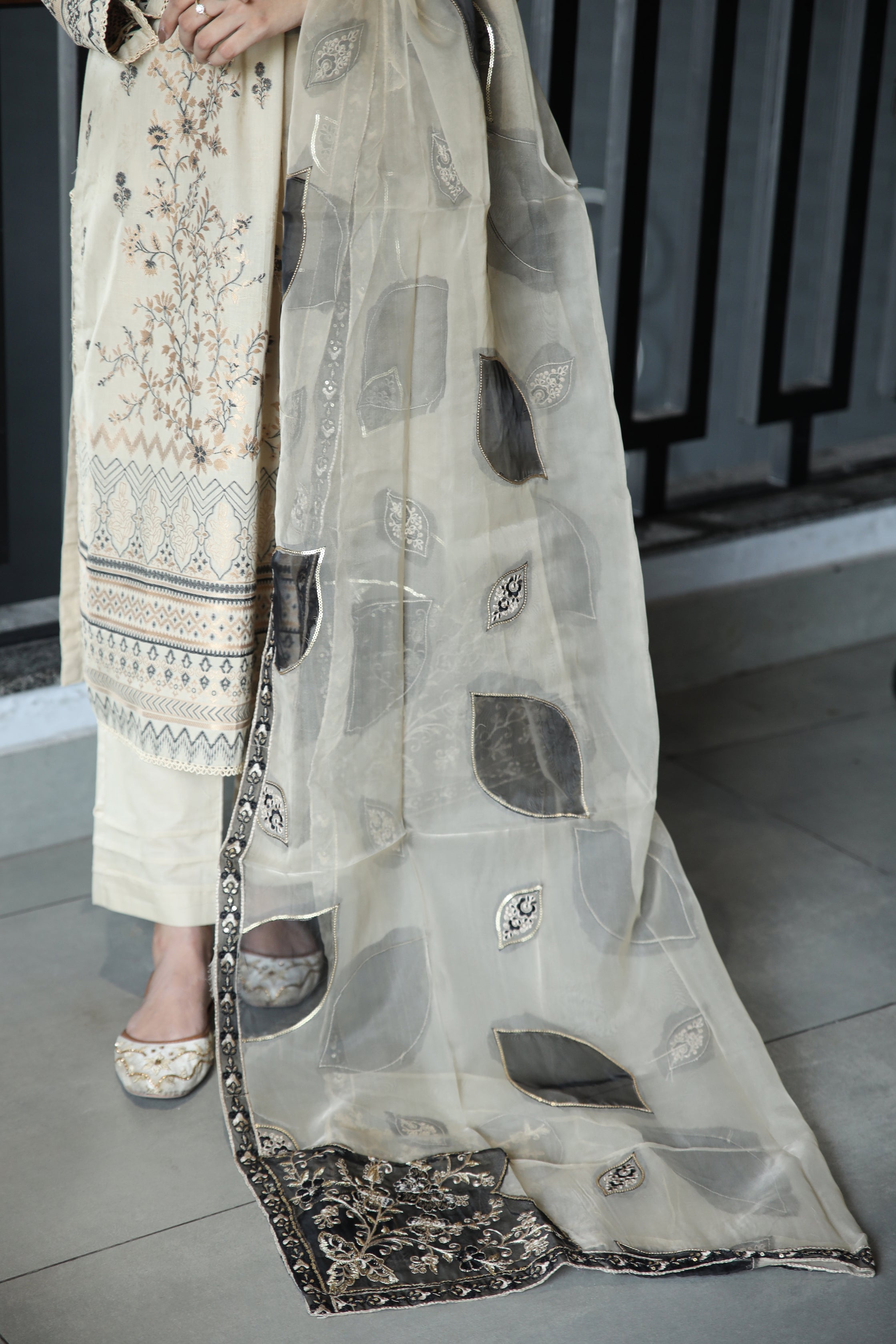 Brosha Lawn with Plain Trouser and Fancy Organza Dupatta