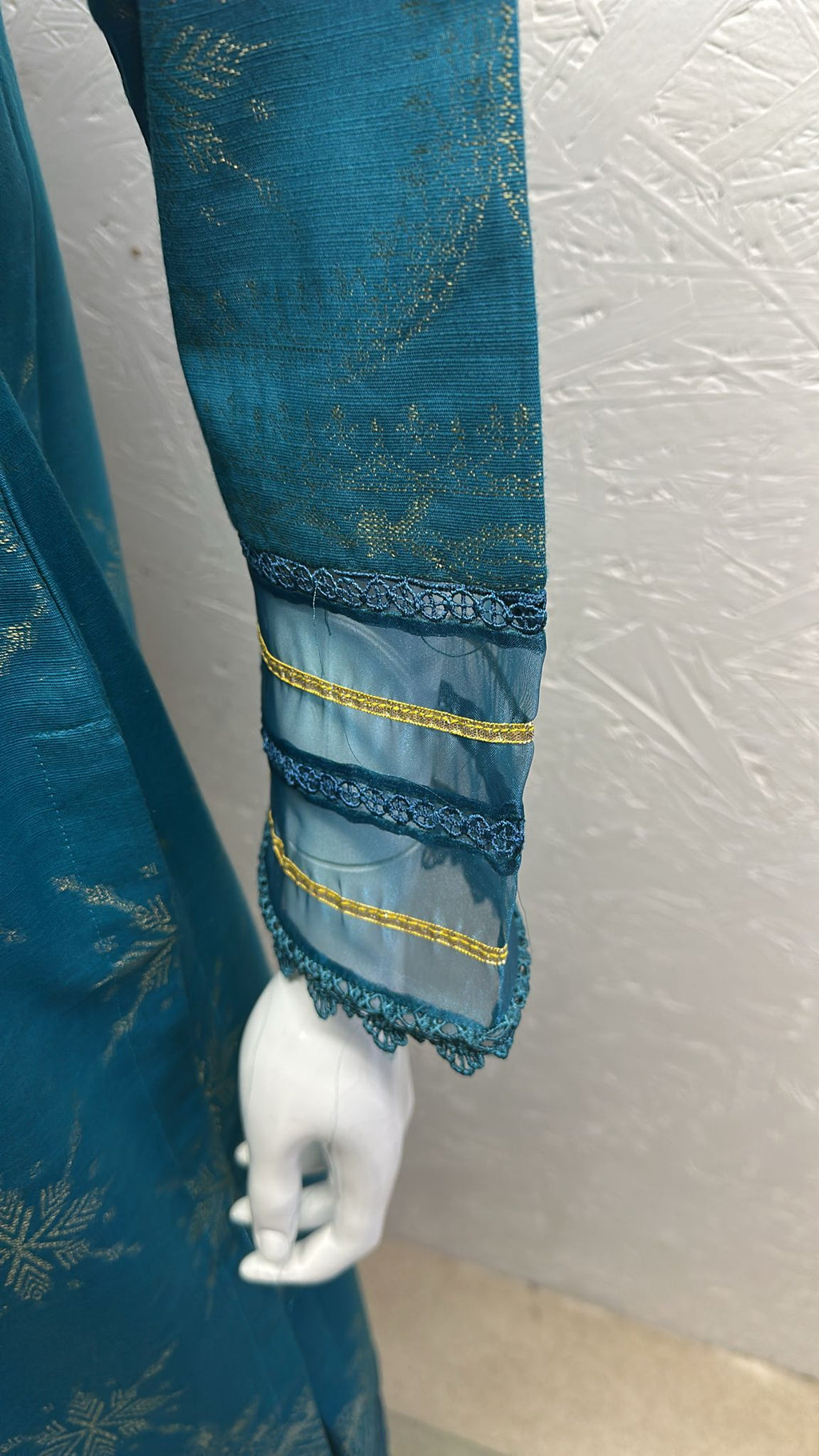 Jacuard Brosha Khaddar 3 Piece with Plain Trouser and Heavy Jacuard Brosha Khaddar Shawl